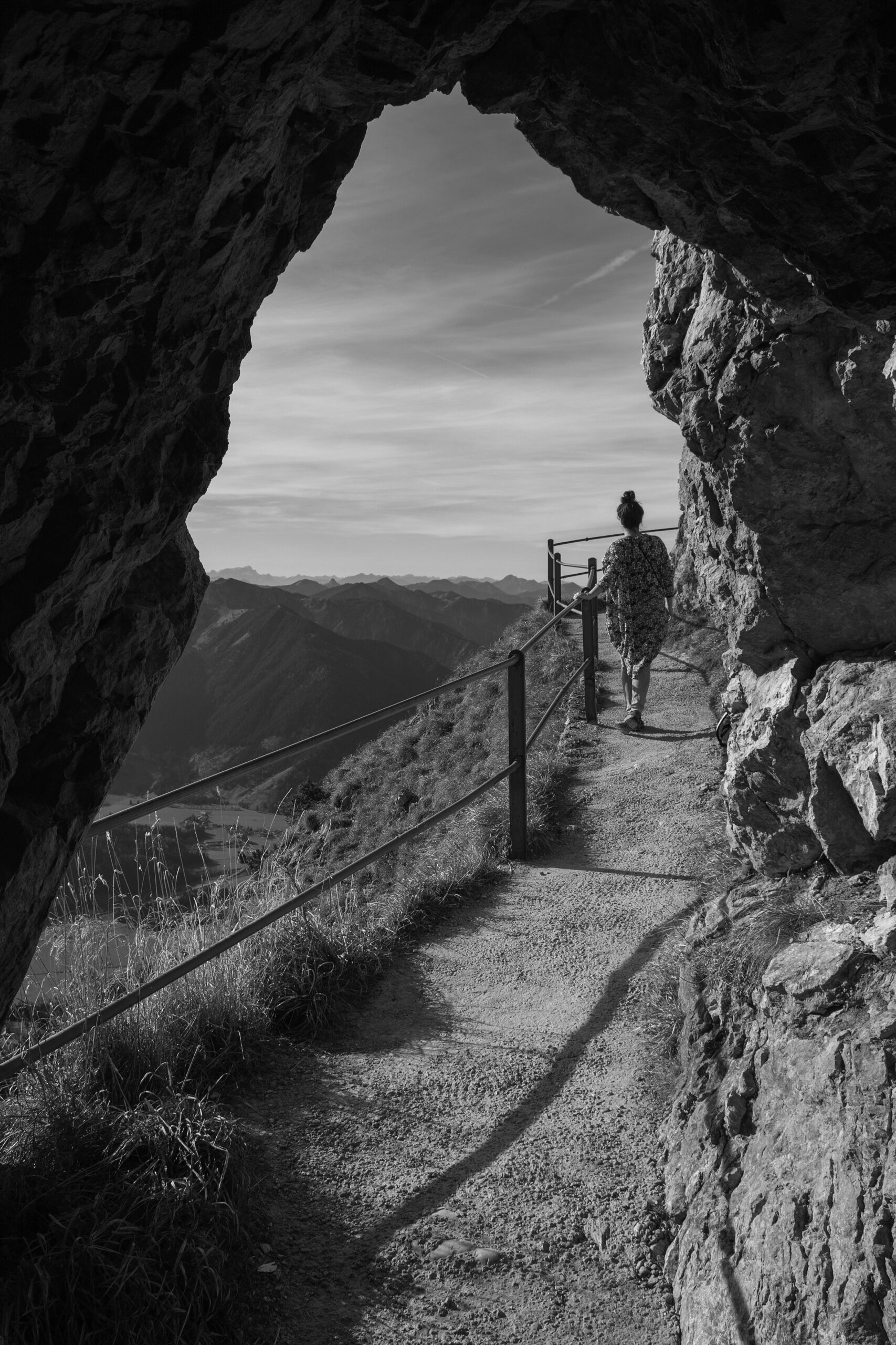 Junge Frau am Bergwanderweg Wendelstein, blick durch Felspassage